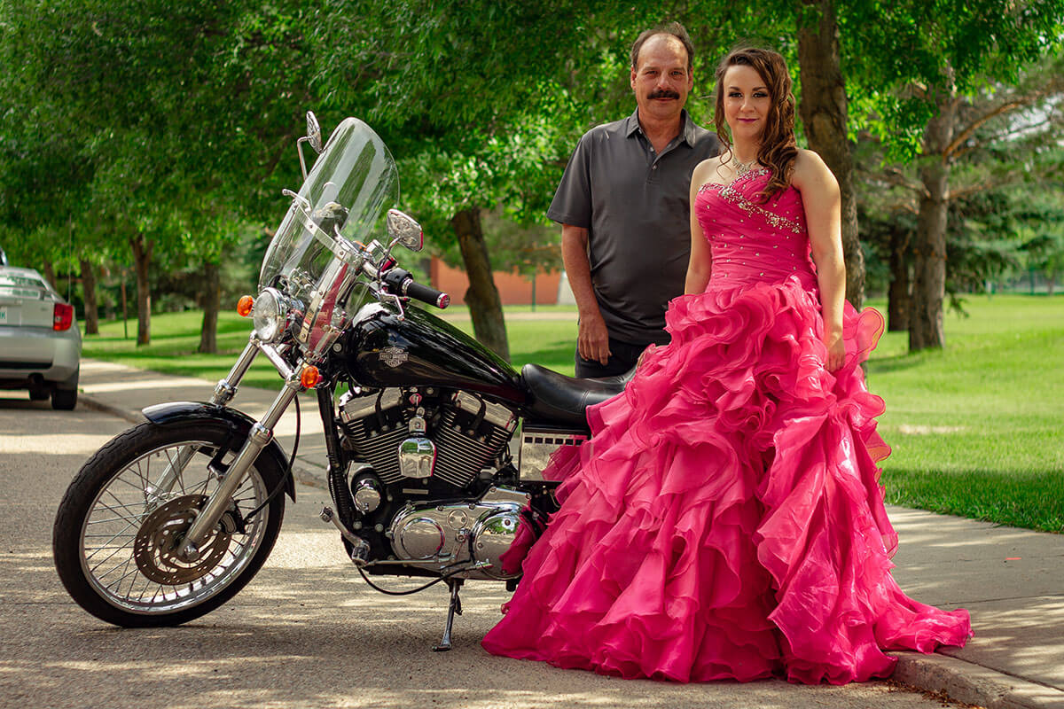 Grad Formal Portraits with Family Saskatoon Roses and Scars Photography Female Graduate (5)